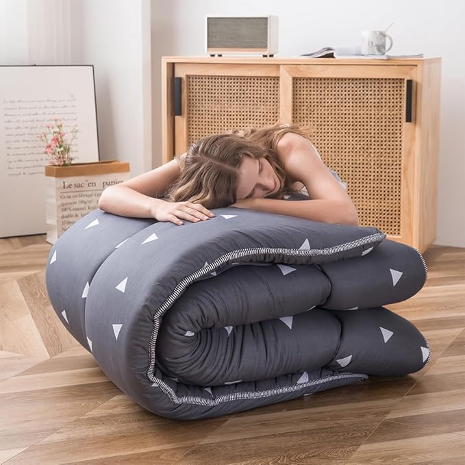 MAXYOYO Grey Triangle Japanese Floor Futon Mattress, Tatami Mat Portable Camping Mat Kids Sleeping Pad Foldable Roll Up Floor Lounger Mat Twin Size with Mattress Protector Cover