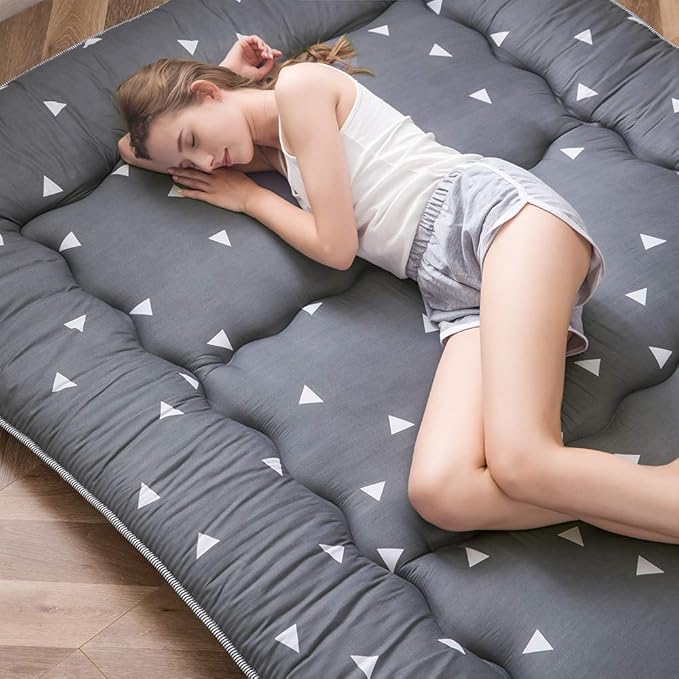 MAXYOYO Grey Triangle Japanese Floor Futon Mattress, Tatami Floor Mat Portable Camping Mattress Kids Sleeping Pad Foldable Roll Up Floor Lounger Pillow Queen Size with Mattress Protector Cover