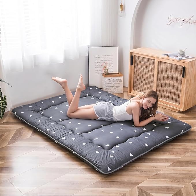 MAXYOYO Grey Triangle Japanese Floor Futon Mattress, Tatami Floor Mat Portable Camping Mattress Kids Sleeping Pad Foldable Roll Up Floor Lounger Pillow Queen Size with Mattress Protector Cover