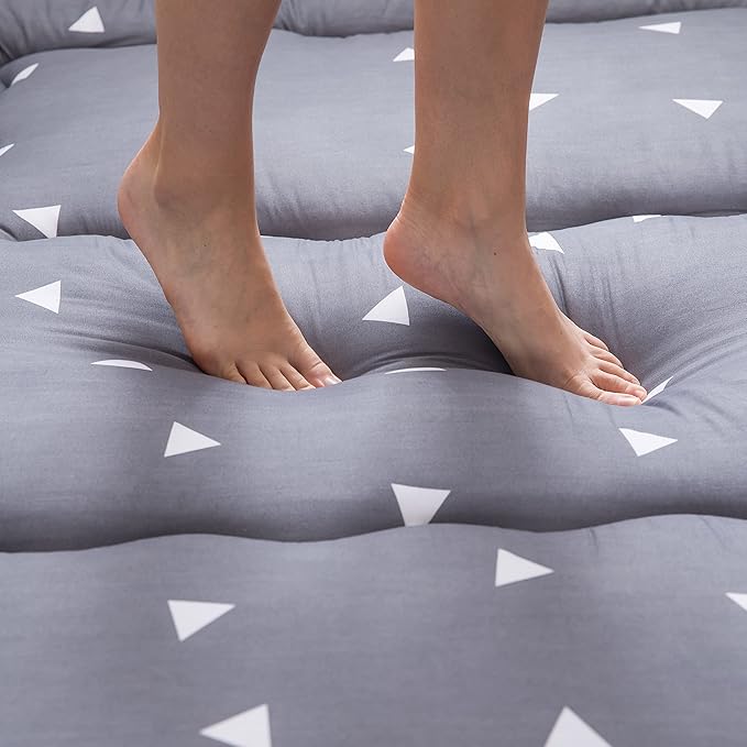 MAXYOYO Grey Triangle Japanese Floor Futon Mattress, Tatami Mat Portable Camping Mat Kids Sleeping Pad Foldable Roll Up Floor Lounger Mat Twin Size with Mattress Protector Cover